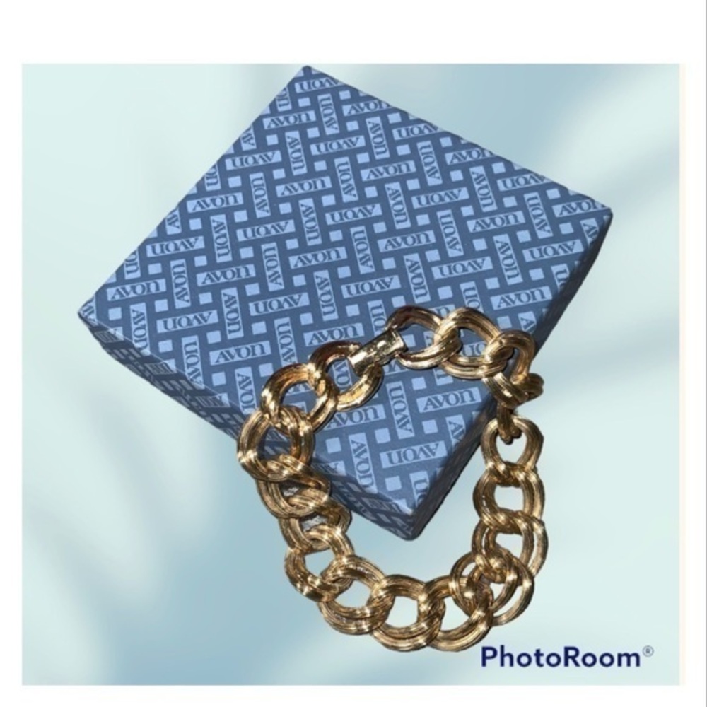 Avon Vintage 8ā Gold Plated Chunky Textured Link Bracelet In Box